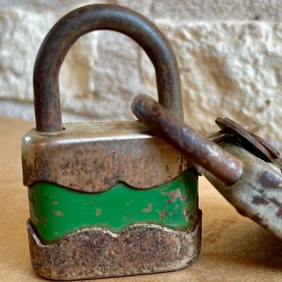 Vintage Rustic Rusty Decor Interlocked Mini Padlocks with Keys Set of 2 - Picture 9 of 16